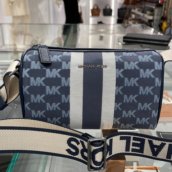 Michael Kors Men’s Women’s Cooper mini duffle xbody NWT
Navy Multi
NWT - Picture 2 of 16